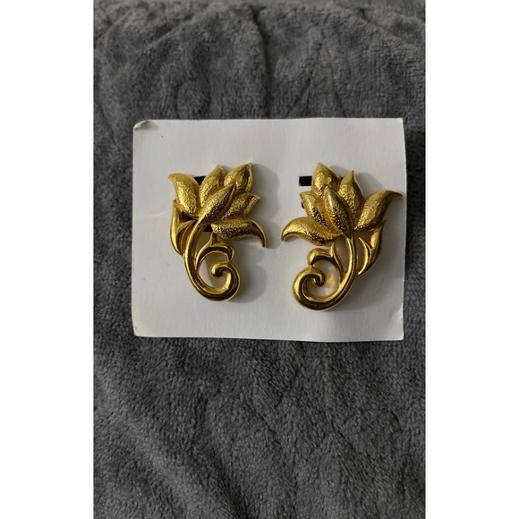 Vintage Avon Lotus Flower Earrings - Picture 1 of 2
